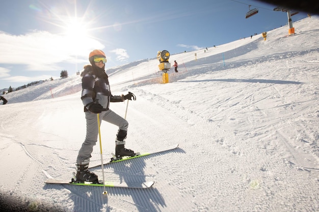 Ragazza alla beatitudine dello sci invernale un'avventura di una giornata di sole