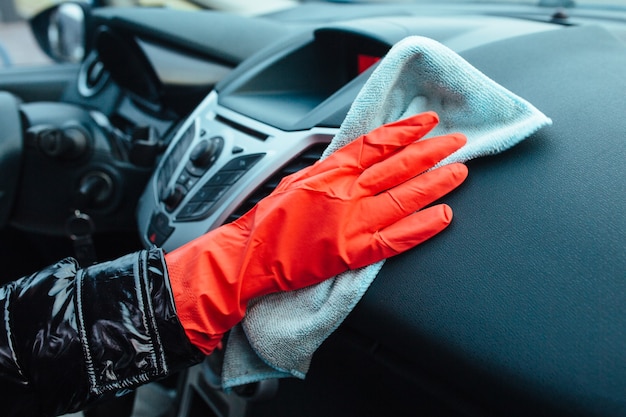 Foto ragazza che pulisce il primo piano interno dell'automobile