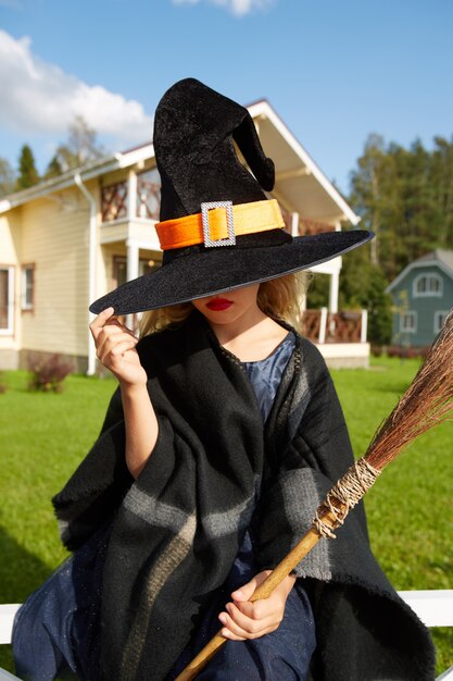 Foto ragazza con cappello e costume da strega