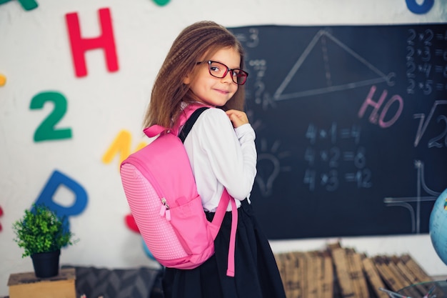 Фото Девочка со школьным рюкзаком