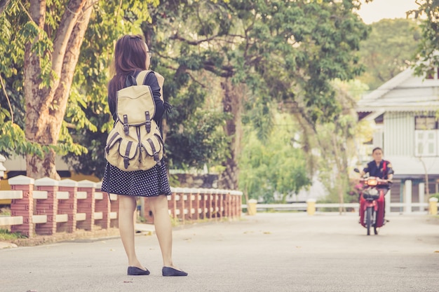 写真 道路上のバックパック付きの少女