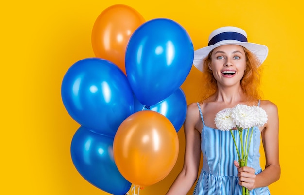 Девушка с воздушными шарами на День матери в студии Девушка с воздушными шарами на День матери