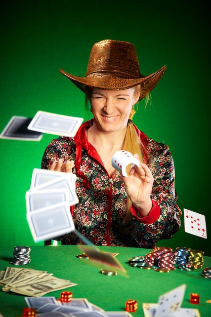 Foto la ragazza con la barba gioca a poker...