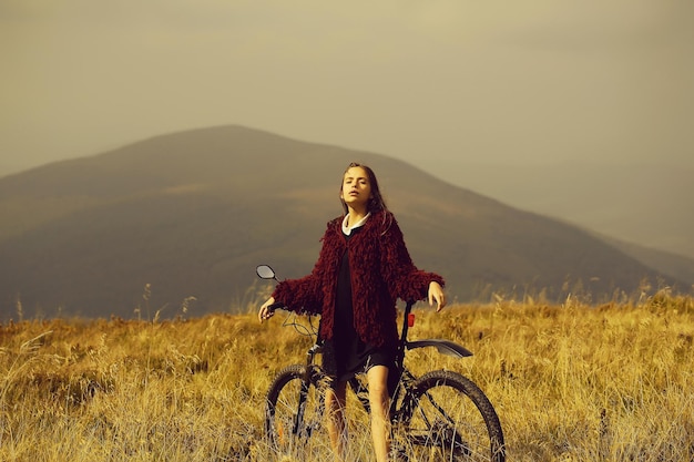 山で自転車を持つ少女