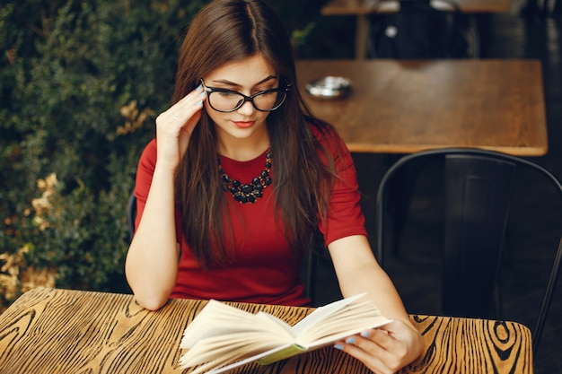 Ragazza con il libro