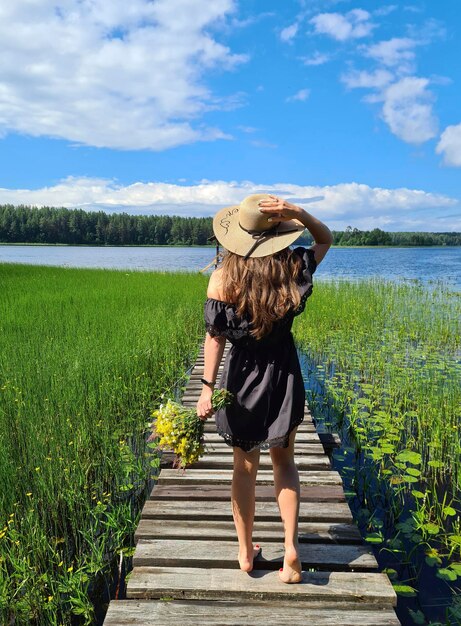 Photo girl with a bouquet on the lake