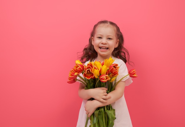 チューリップの花束を持つ少女