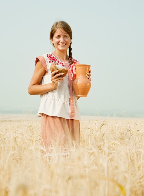 Ragazza con pane al campo