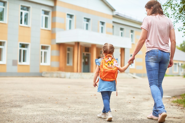 学校の近くのブリーフケースを持つ少女。