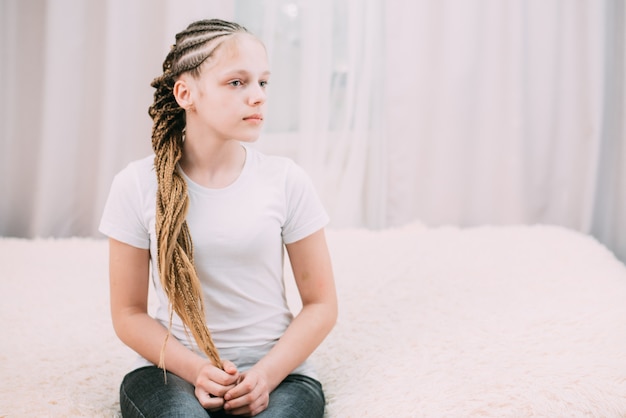 Ragazza con capelli castani con capelli kanekalon