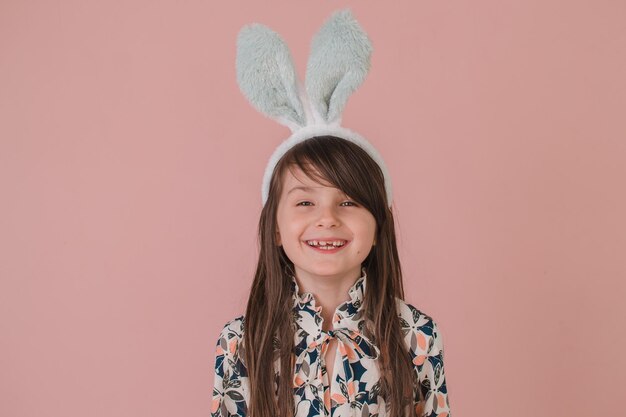 Photo girl with bunny ears holding an easter basket