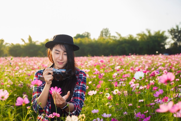 Foto ragazza con la macchina fotografica sul prato