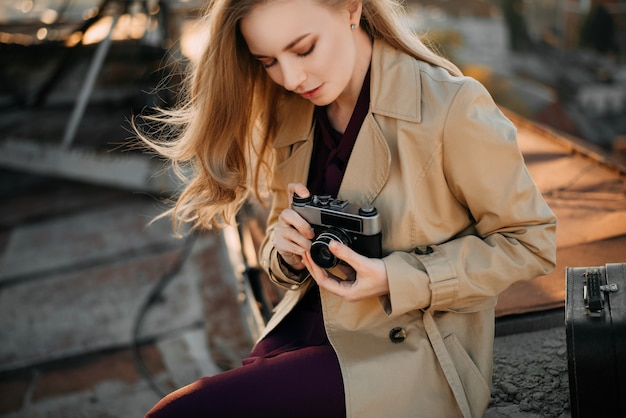 Foto ragazza con fotocamera sul tetto