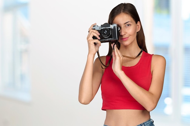 La ragazza con una macchina fotografica