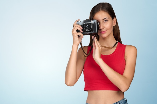 Ragazza con una macchina fotografica