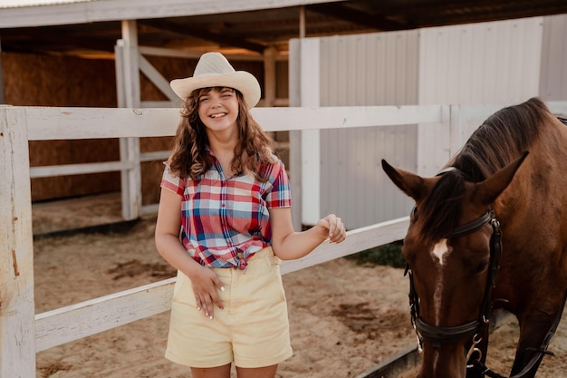 Девушка с церебральным параличом в терапии с лошадью смеется