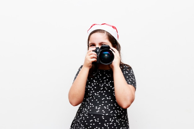 写真のクリスマス帽子、白い背景を持つ少女