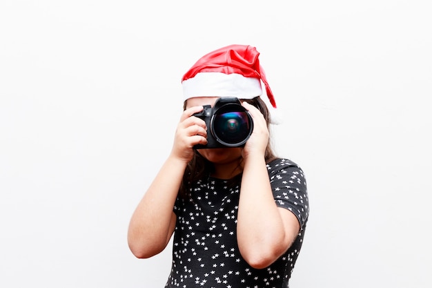 写真のクリスマス帽子、白い背景を持つ少女