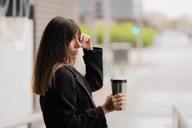 コーヒー・サーモス・エレガンスの女の子