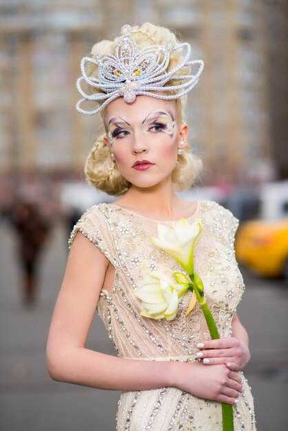 Ragazza con trucco creativo e acconciatura per strada.