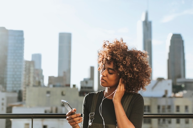 Photo girl with curly hair at a la rooftop