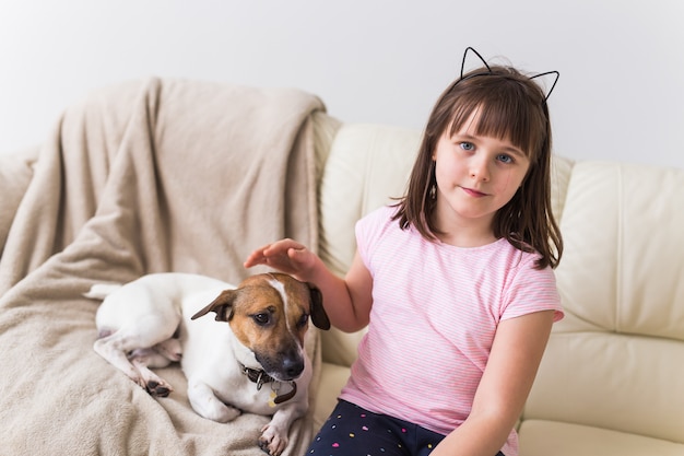 Ragazza con cane carino jack russell più terrier sul divano