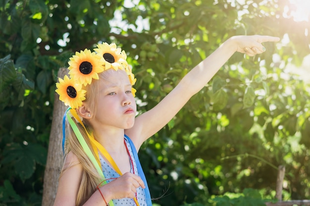 La ragazza con la decorazione di fiori sulla sua testa fa una faccia buffa.