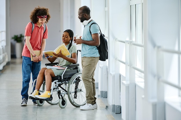 Ragazza con disabilità che parla con i suoi compagni di classe