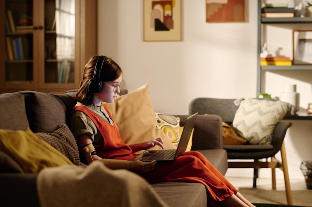 Photo girl with disability using laptop