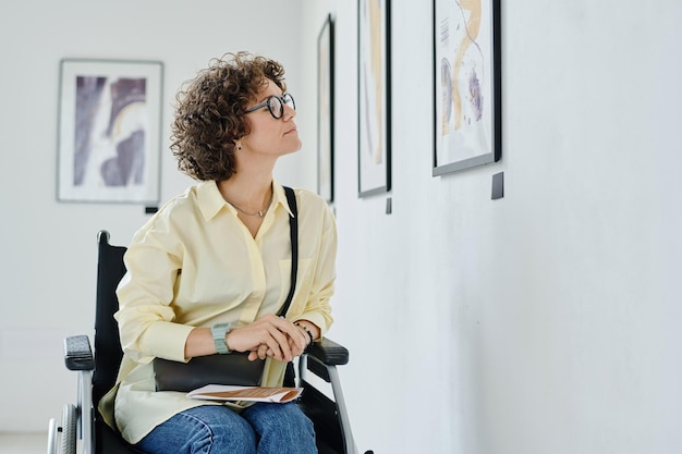 Ragazza con disabilità in visita alla galleria d'arte