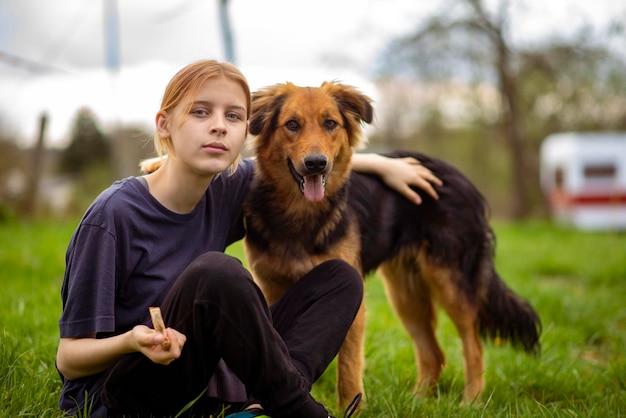 自然の中で犬を持つ少女