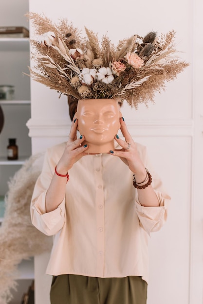 Foto ragazza con fiori secchi in stile boho