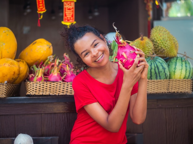 Ragazza con frutti in vacanza