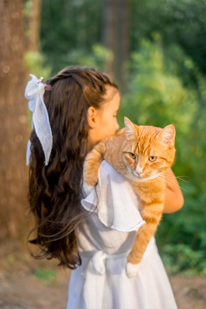 Ragazza con gatto zenzero. bellissimo ritratto di ragazza con gatto zenzero nelle mani.