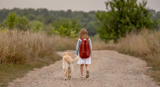 ゴールデンレトリバー犬を持つ少女