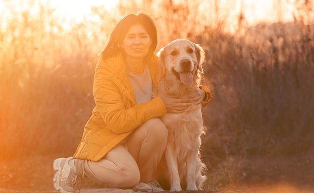 ゴールデンレトリバー犬を持つ少女