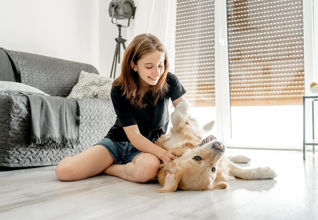 ゴールデンレトリバー犬を持つ少女