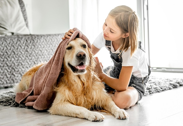 ゴールデンレトリバー犬を持つ少女