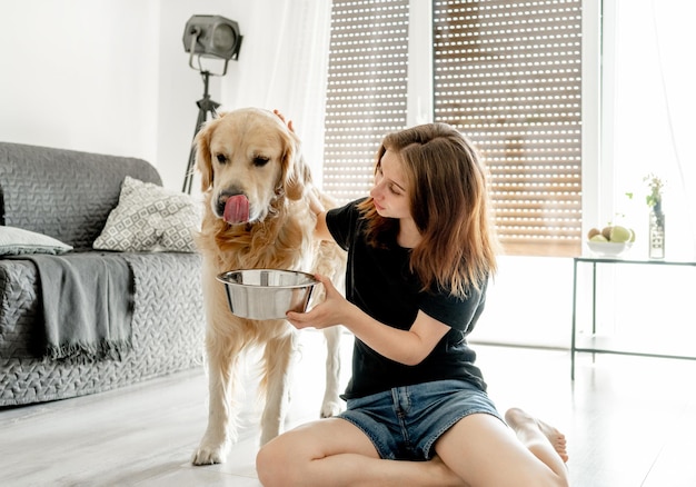 ゴールデンレトリバー犬を持つ少女