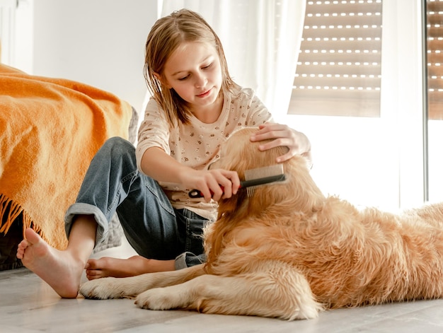 写真 ゴールデンレトリバー犬を持つ少女