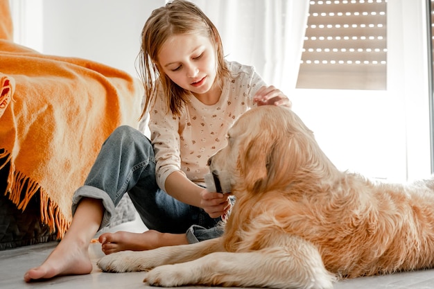 ゴールデンレトリバー犬を持つ少女