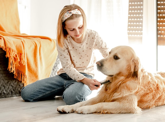 ゴールデンレトリバー犬を持つ少女