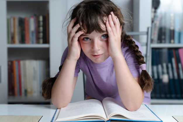 頭の上に手を置いた女の子勉強に飽きている