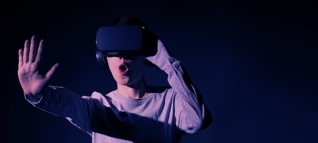 Девушка с поднятыми руками в очках гарнитуры vr.