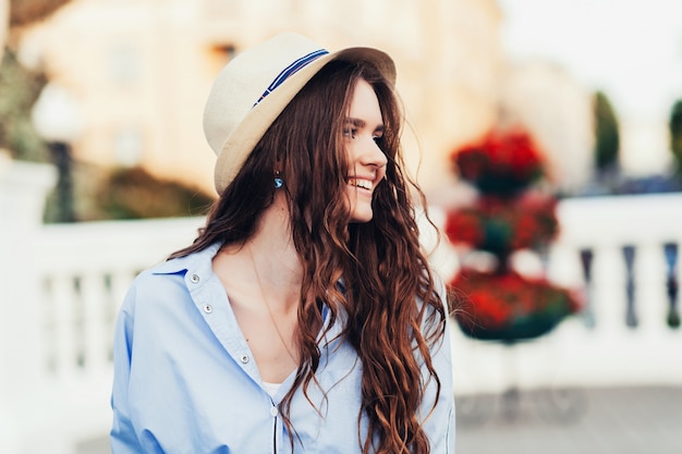 Ragazza con cappello all'aperto