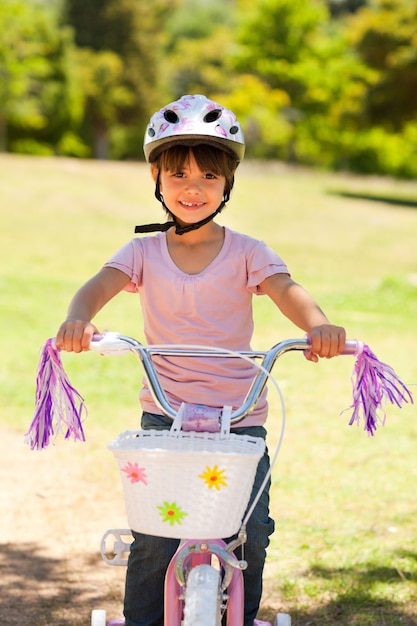 彼女の自転車で少女