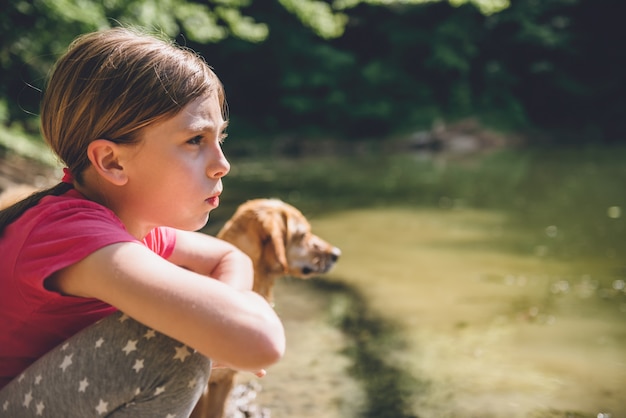 湖で彼女の犬と少女