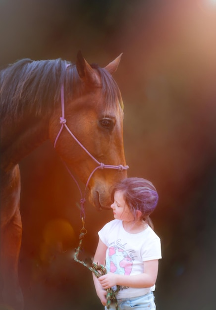 Foto ragazza con il cavallo in piedi all'aperto