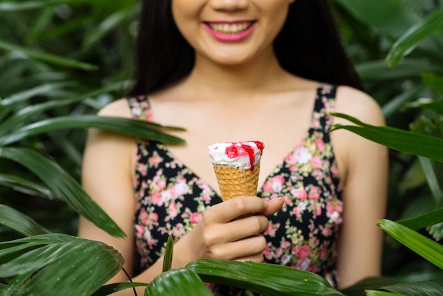 Девушка с мороженым