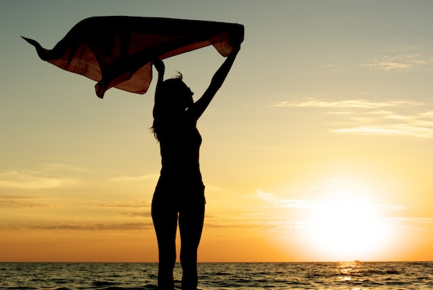 Photo girl with kerchief on the sunset